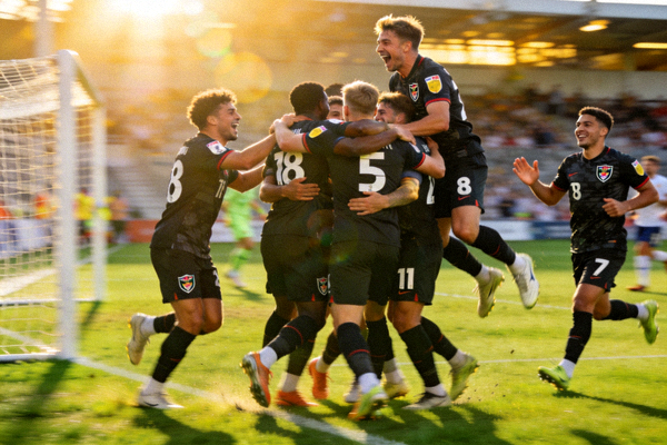 球员庆祝进球瞬间 - 团队拥抱欢呼